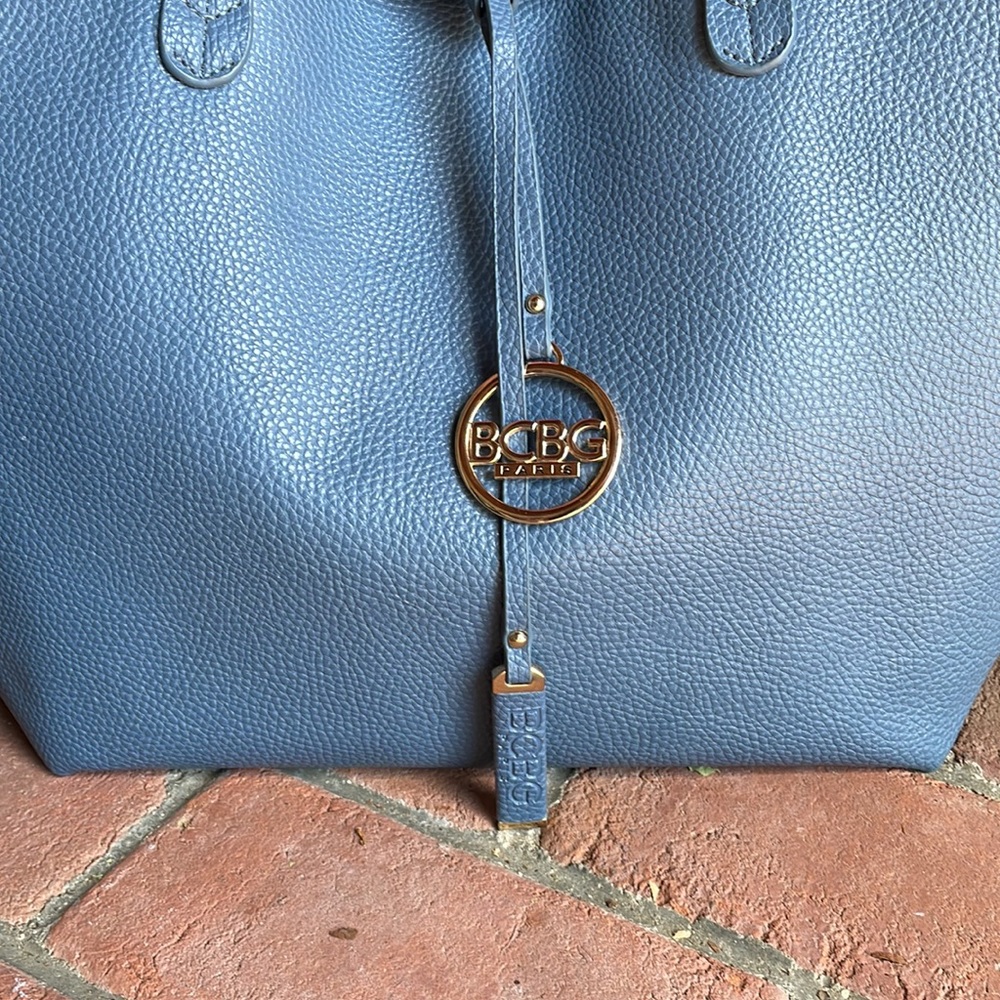 BCBG // Paris Vegan Pebble Leather REVERSIBLE Tote Bag wCharm Blue/Blk Large XL - Picture 5 of 11
